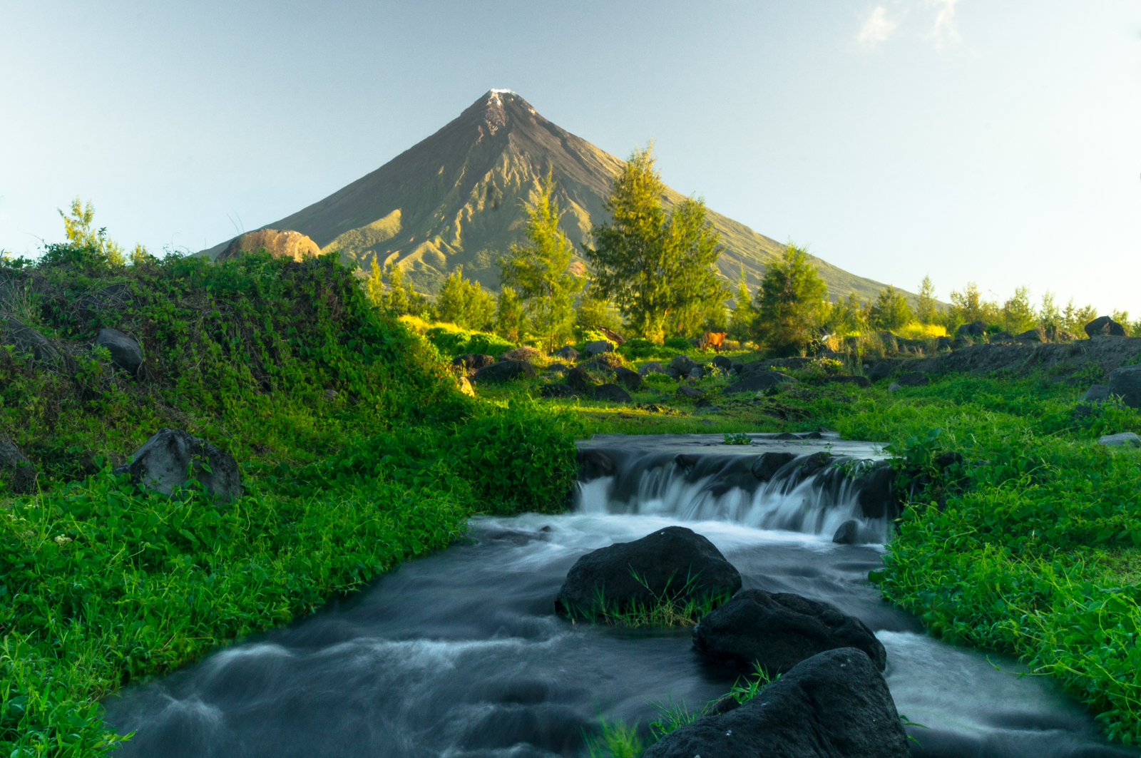 Getting a clear view of Mount Mayon in the Philippines Trekpedition